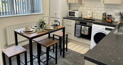 3 bedroom apartment / sleeps 6 with free parking