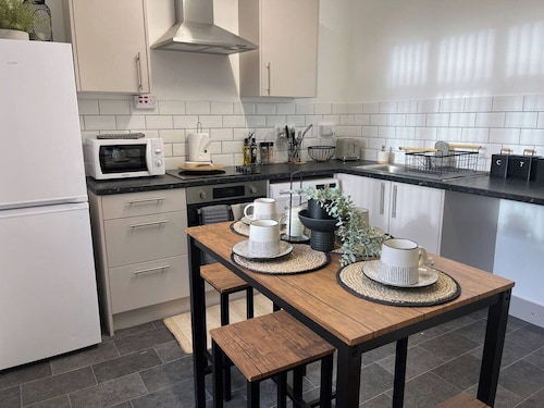 3 bedroom apartment / sleeps 6 with free parking