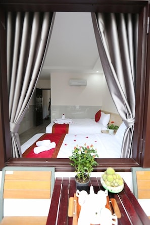 Panoramic Triple Room | Desk, laptop workspace, soundproofing, bed sheets - Homestay Song Thien (Da Nang)