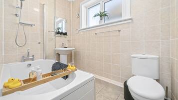 Apartment | Bathroom | Hair dryer, towels