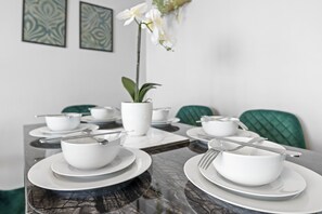 Apartment | Dining room - Coats Apartment (Coatbridge)