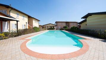 Una piscina al aire libre de temporada