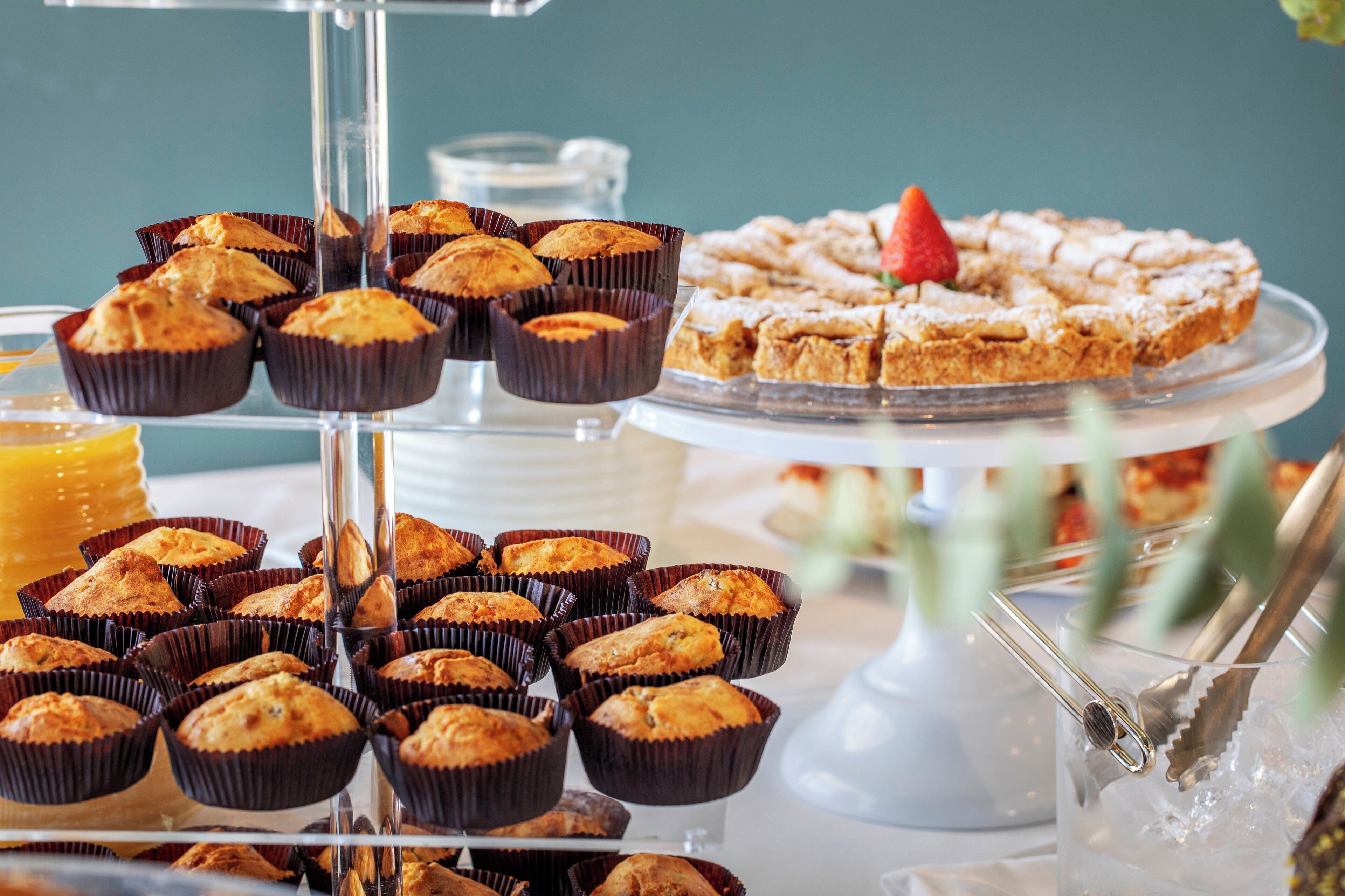 Una bandeja con muffins y un pastel de postre.