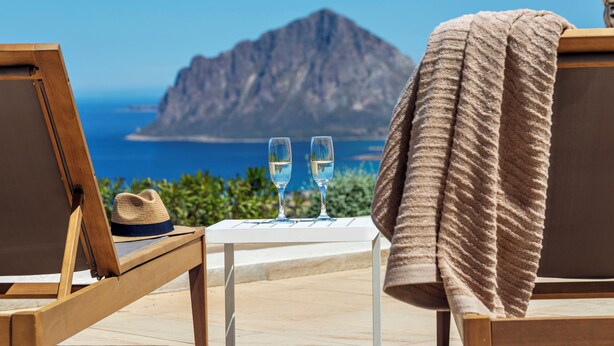 A beachside lounge with a view of the sea and a mountain. - Venere di Erice Resort (Valderice)