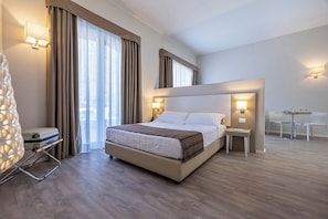 Down comforters, in-room safe, desk, soundproofing