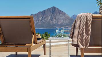 Piscina stagionale all'aperto, ombrelloni da piscina, lettini