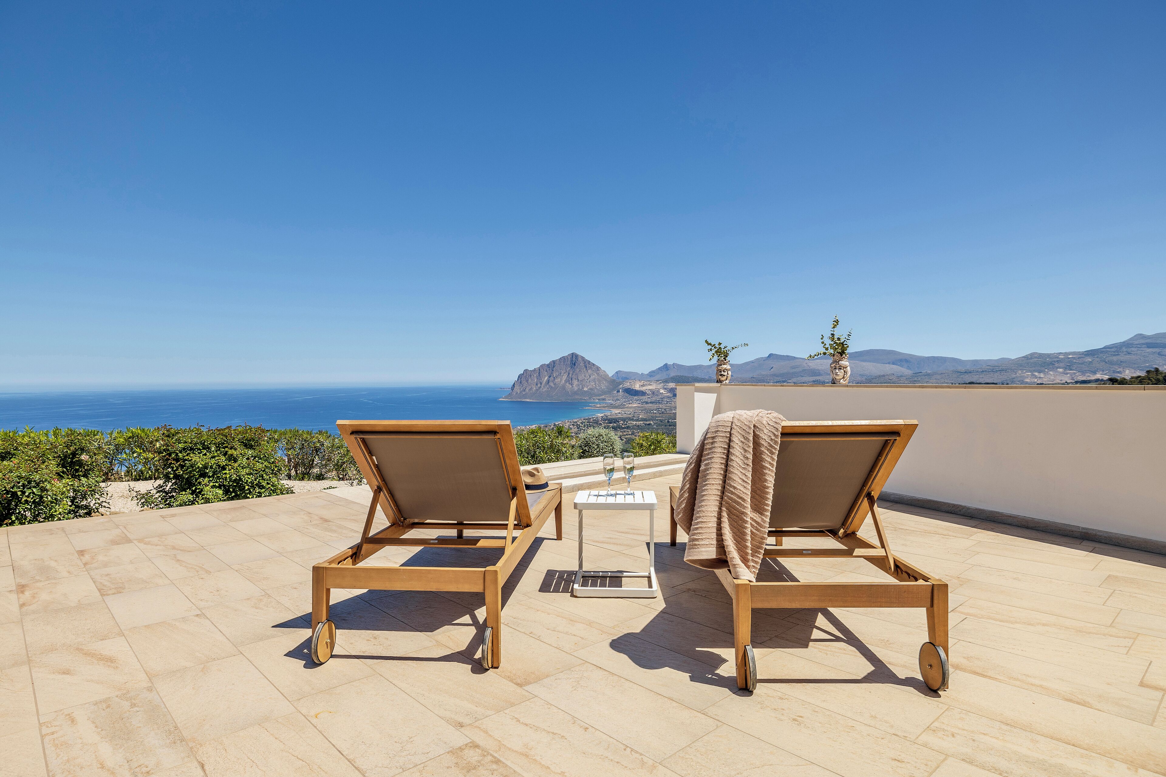 季節性室外泳池；09:30 至 19:00 開放；泳池傘、躺椅