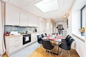 Fridge, oven, stovetop, dishwasher - LiT LiVING: LuxusLoft | Box SprIng | Air Con | BBQ (Mannheim)