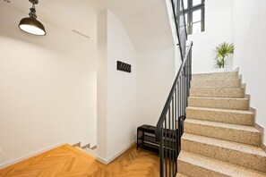 Interior - LiT LiVING: LuxusLoft | Box SprIng | Air Con | BBQ (Mannheim)
