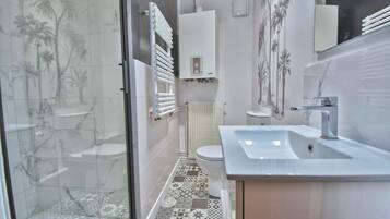 Douche, sĂšche-cheveux, serviettes fournies, savon