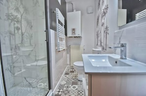 Douche, sĂšche-cheveux, serviettes fournies, savon