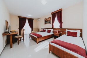 Habitación cuádruple Deluxe | Ropa de cama de alta calidad, camas con efecto memoria y escritorio 