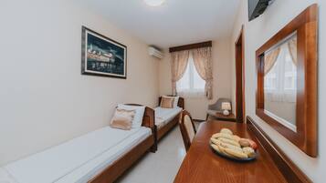 Economy Twin Room | Premium bedding, memory foam beds, desk, laptop workspace