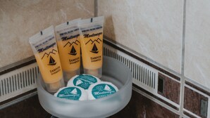Shower, designer toiletries, hair dryer, towels - Apartments Salus (Budva)