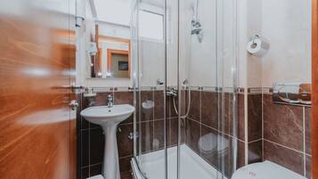 Deluxe Single Room | Bathroom | Shower, designer toiletries, hair dryer, towels
