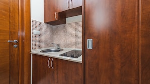 Deluxe Quadruple Room | Premium bedding, memory-foam beds, desk, laptop workspace - Apartments Salus (Budva)