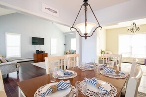 Dining - Close to Barley Neck Landing! (Orleans)
