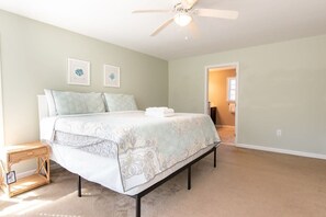 5 bedrooms, iron/ironing board, WiFi, bed sheets - Close to Barley Neck Landing! (Orleans)
