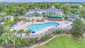 Un gran resort con varias piscinas, una zona de playa y vista al océano.