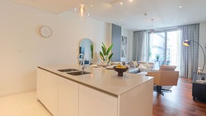 Căn hộ Deluxe | Bếp riêng | Dụng cụ pha cà phê/trà, tủ lạnh, lò vi sóng, lò nướng 