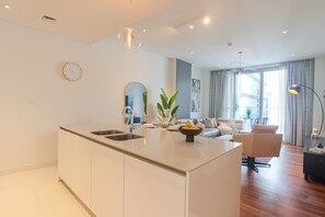 Departamento Deluxe | Cocina privada | Refrigerador, microondas, horno y parrilla de estufa