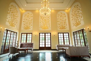 Télévision LCD de 43 pouces avec chaînes par satellite, télévision