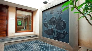 Phòng Premium | Phòng tắm | Buồng tắm vòi sen, vòi sen phun mưa, dép đi trong nhà, xà phòng