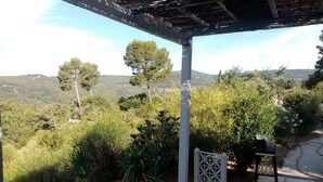 A covered outdoor area with a view of a mountainous landscape. - Secluded chalet with private access and panoramic views (Draguignan)