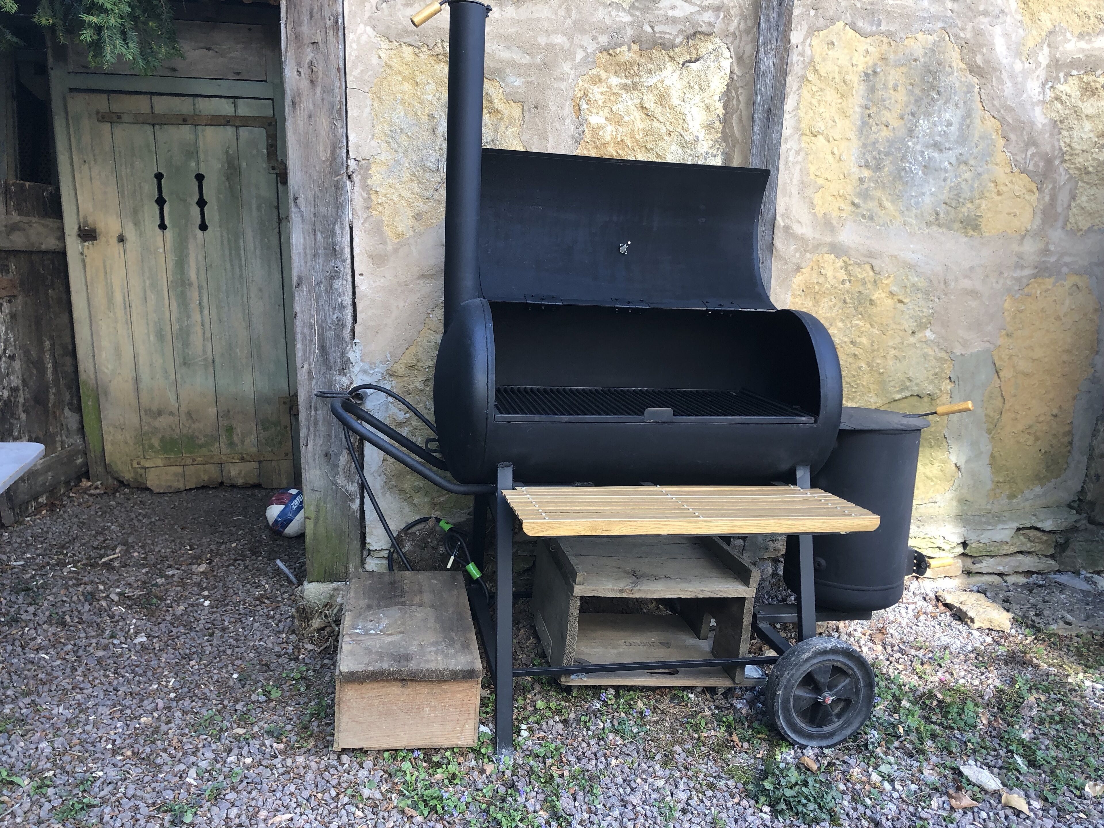 Beautiful artist's house in canalside village