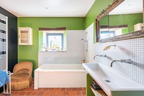 Een douche, een haardroger, handdoeken, zeep