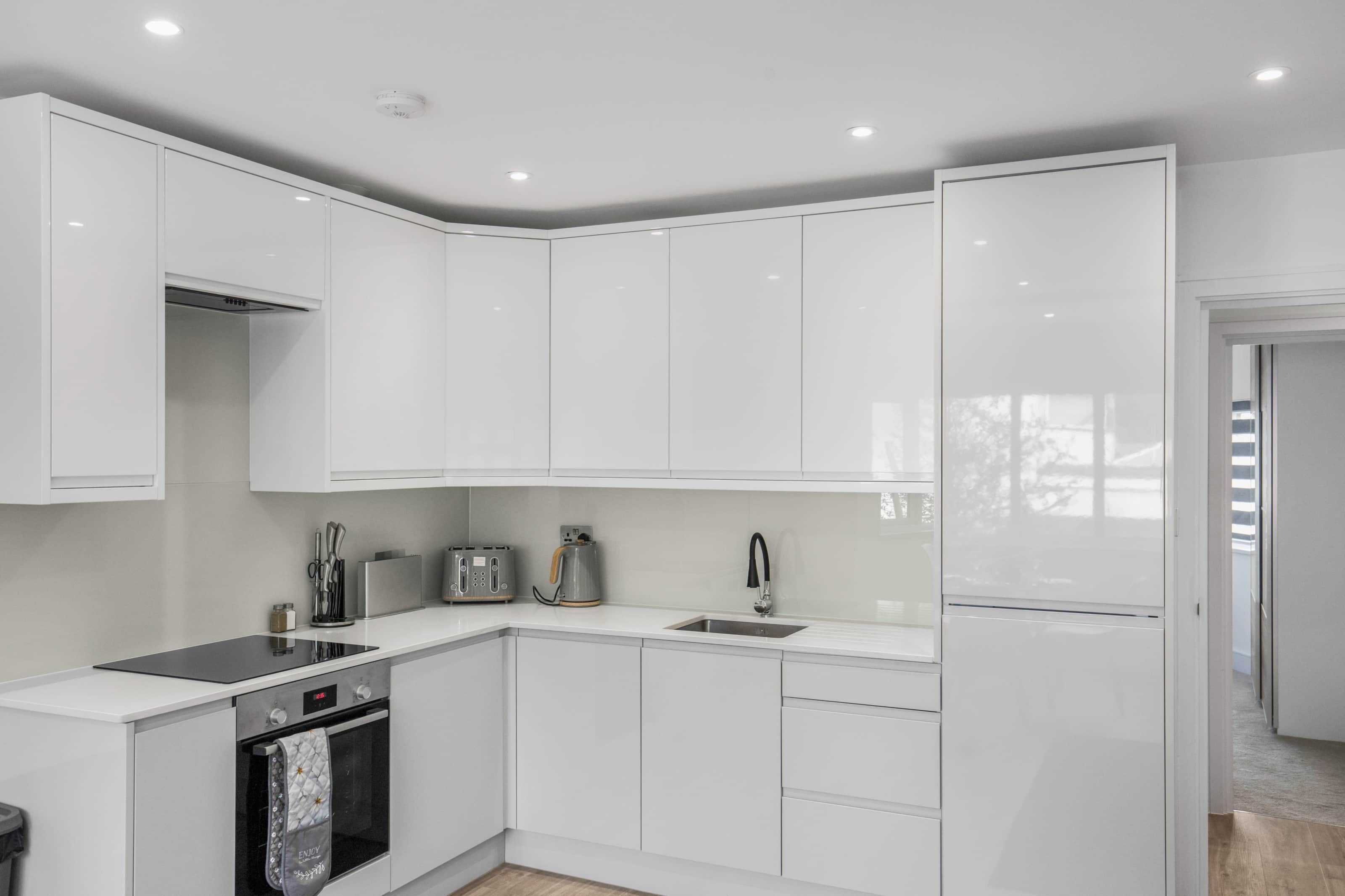 Modern 2BR 1BA w parking 5 min walk 2 tube.