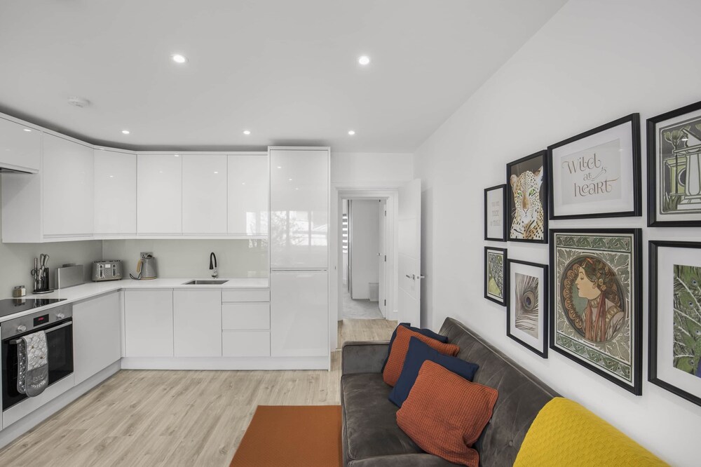 Modern 2BR 1BA w parking 5 min walk 2 tube.