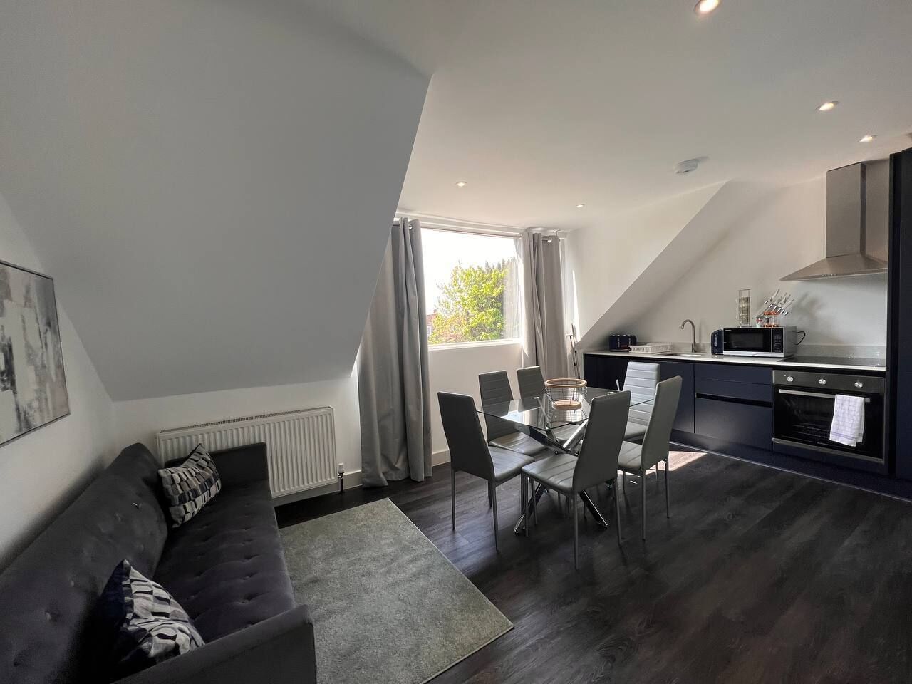 Modern 2BR 1BA w parking - 5 min walk to tube