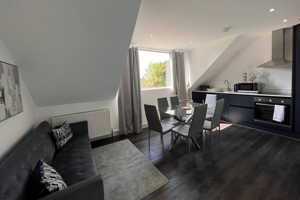Modern 2BR 1BA w parking - 5 min walk to tube
