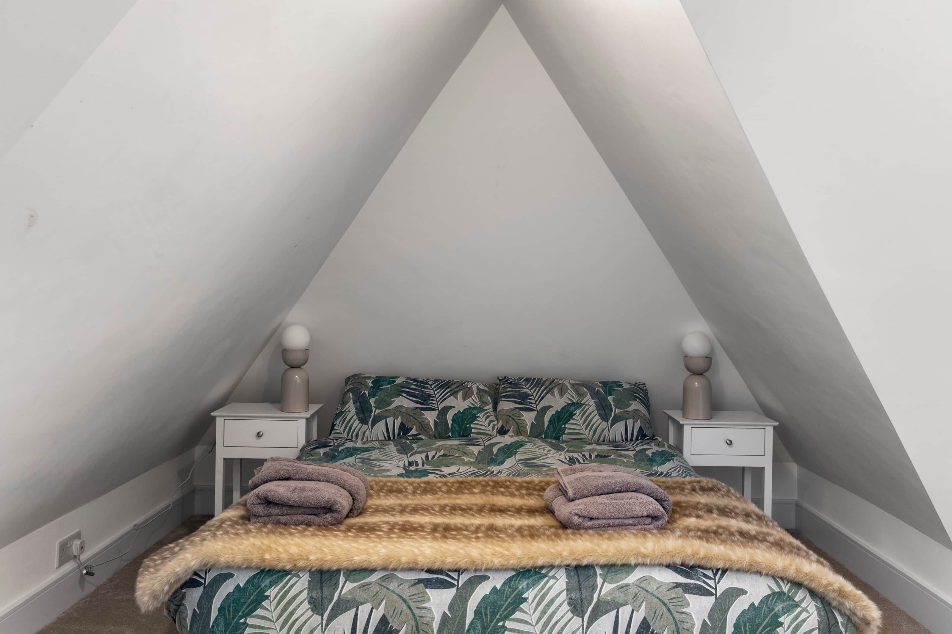 Modern 2BR 1BA w parking balcony 5 min walk 2 tube