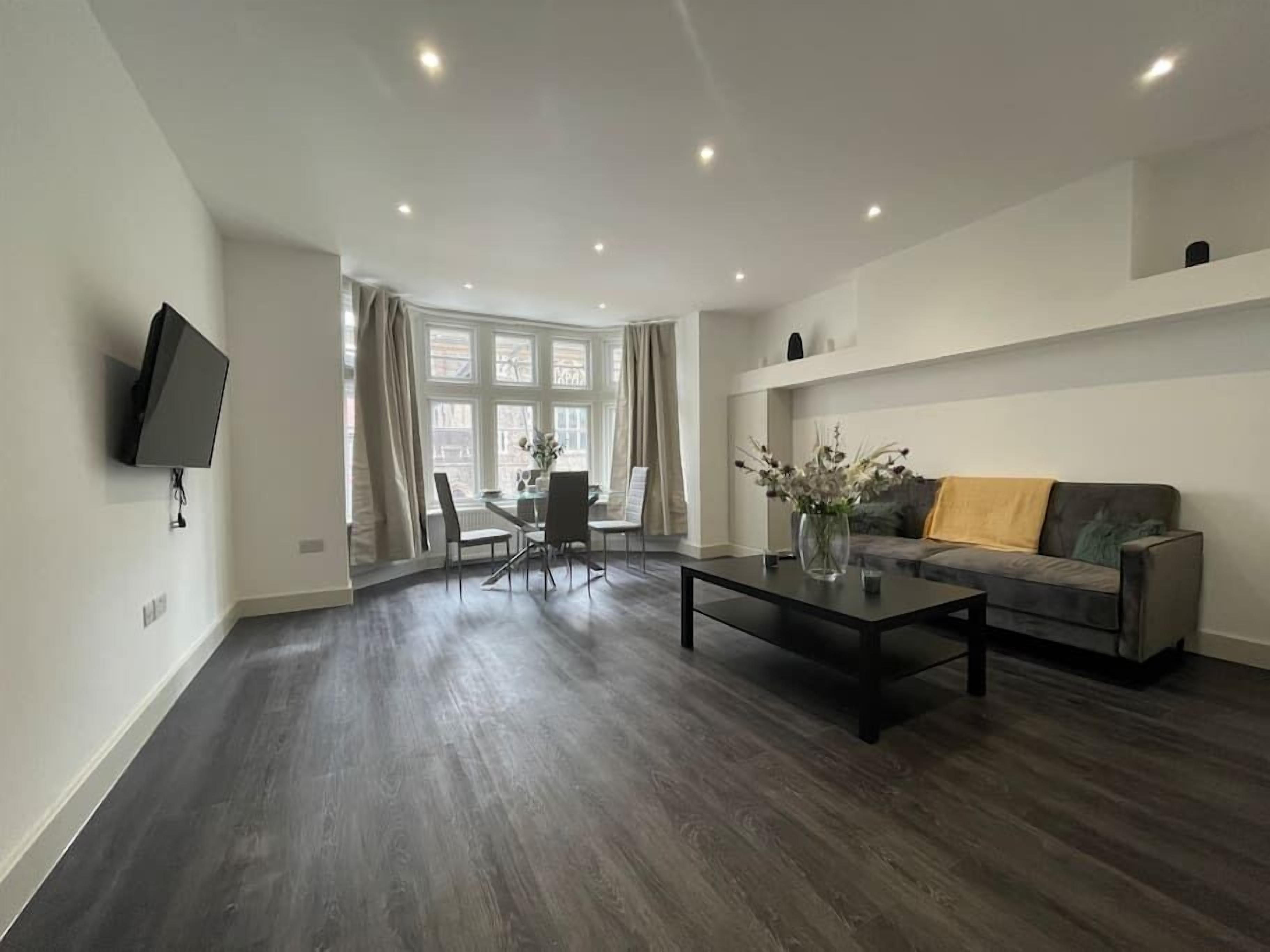 Modern 3BR 2BA w parking 5 min walk to tube
