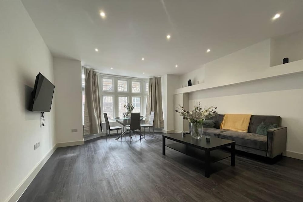 Modern 3BR 2BA w parking 5 min walk to tube