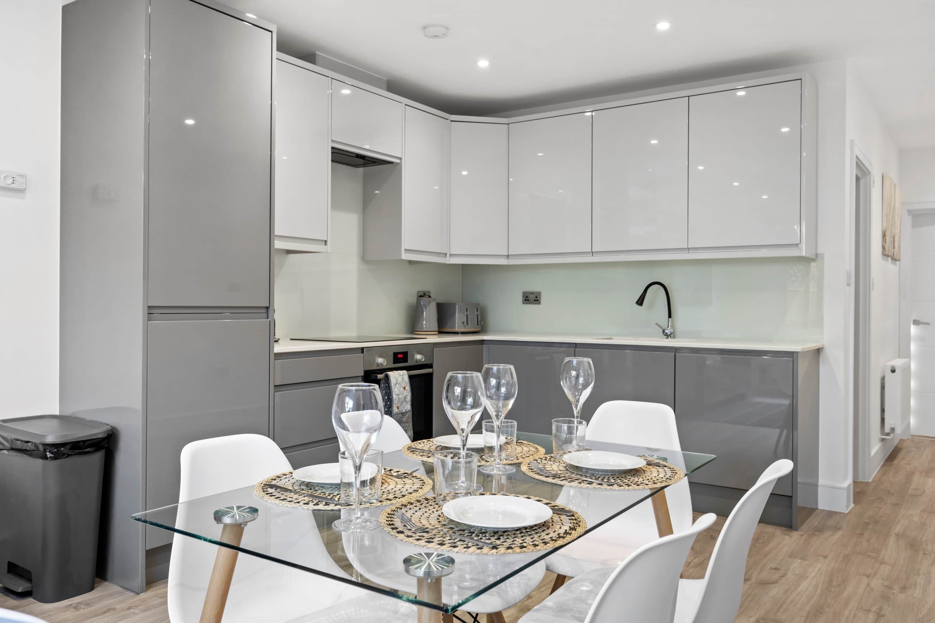 Modern 2BR 2BA w garden parking 5 min walk 2 tube.