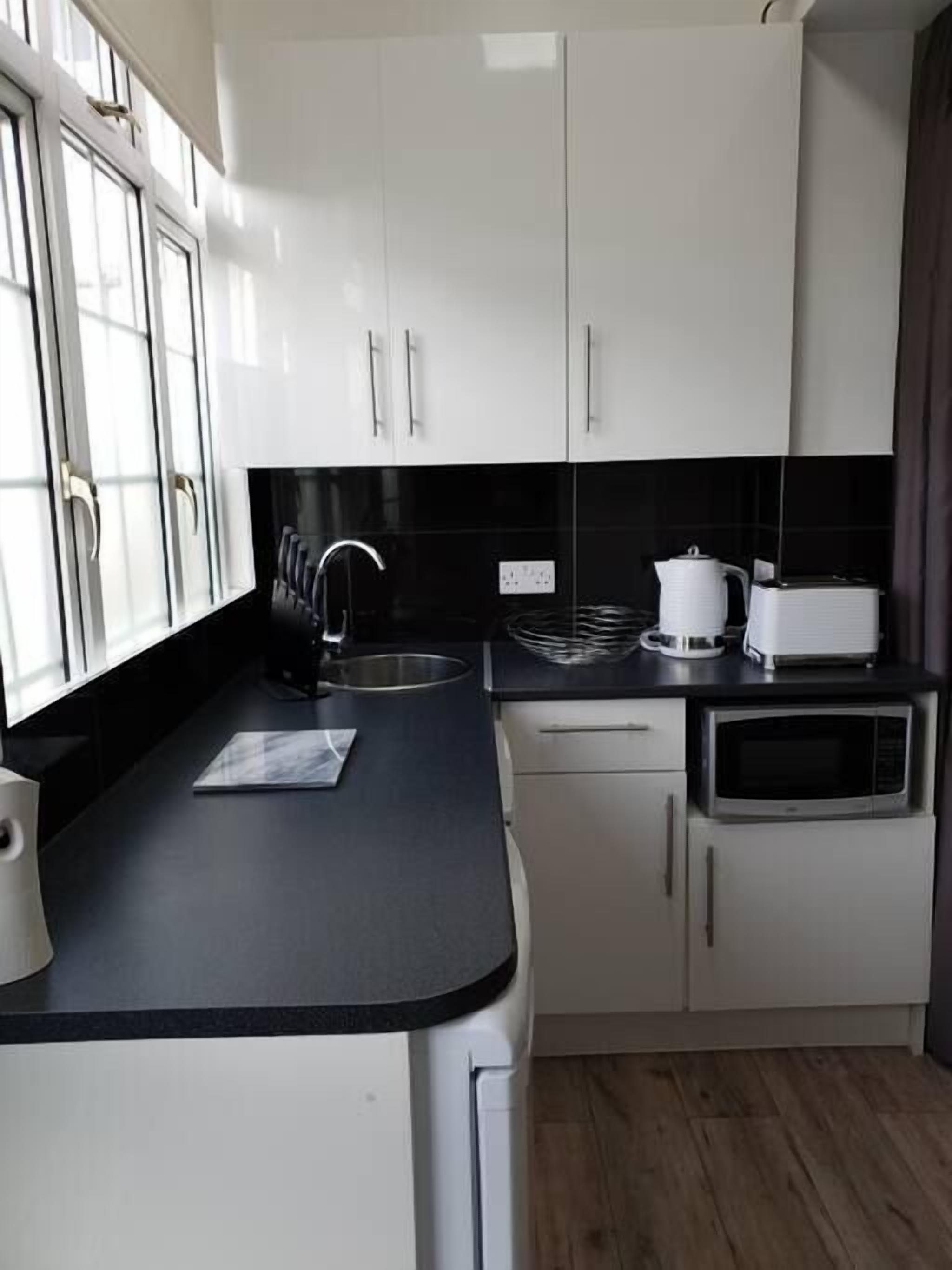Cozy G floor 1BR w ensuite - 8 min walk to tube