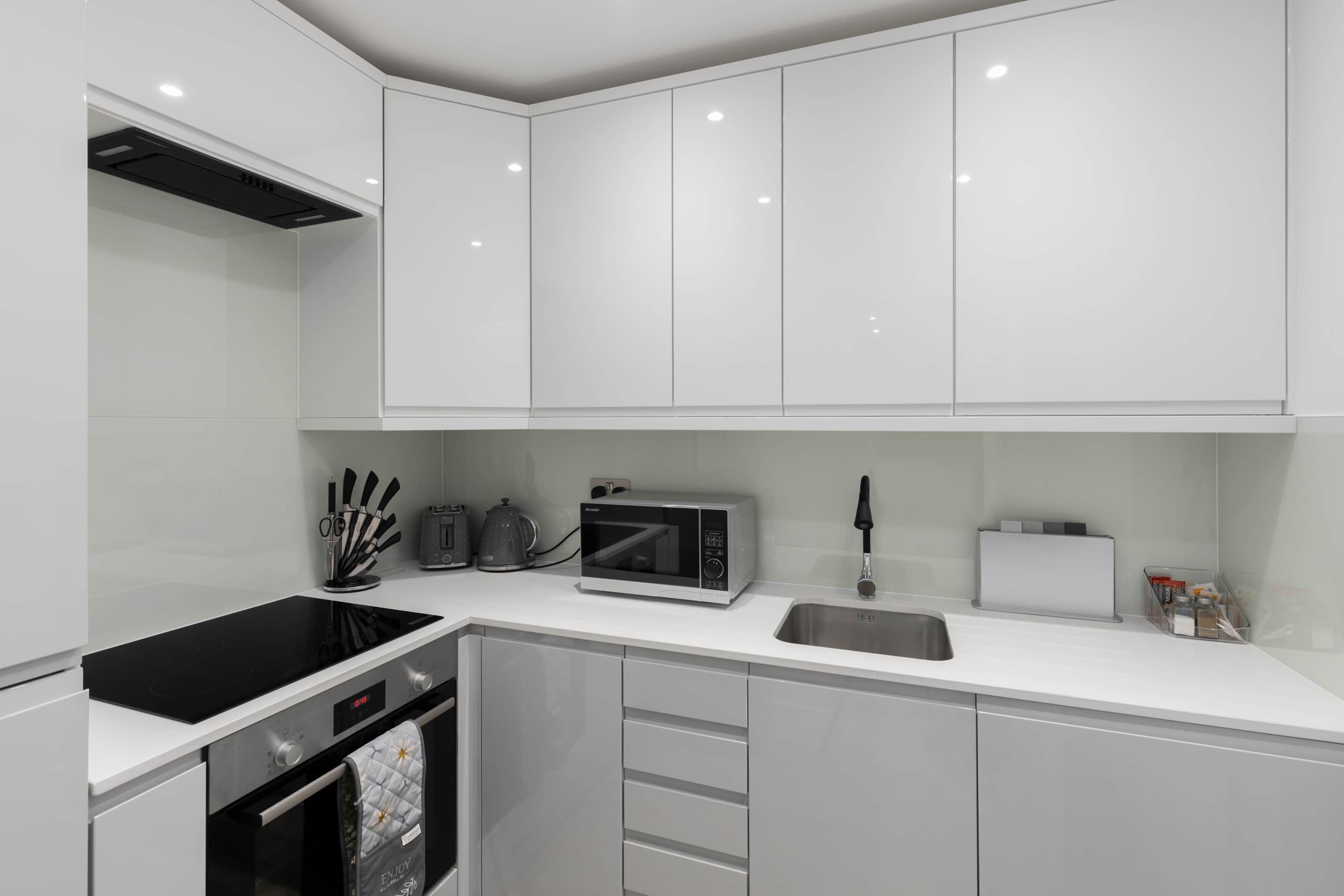 Modern 2BR 1BA w parking 5 min walk 2 tube