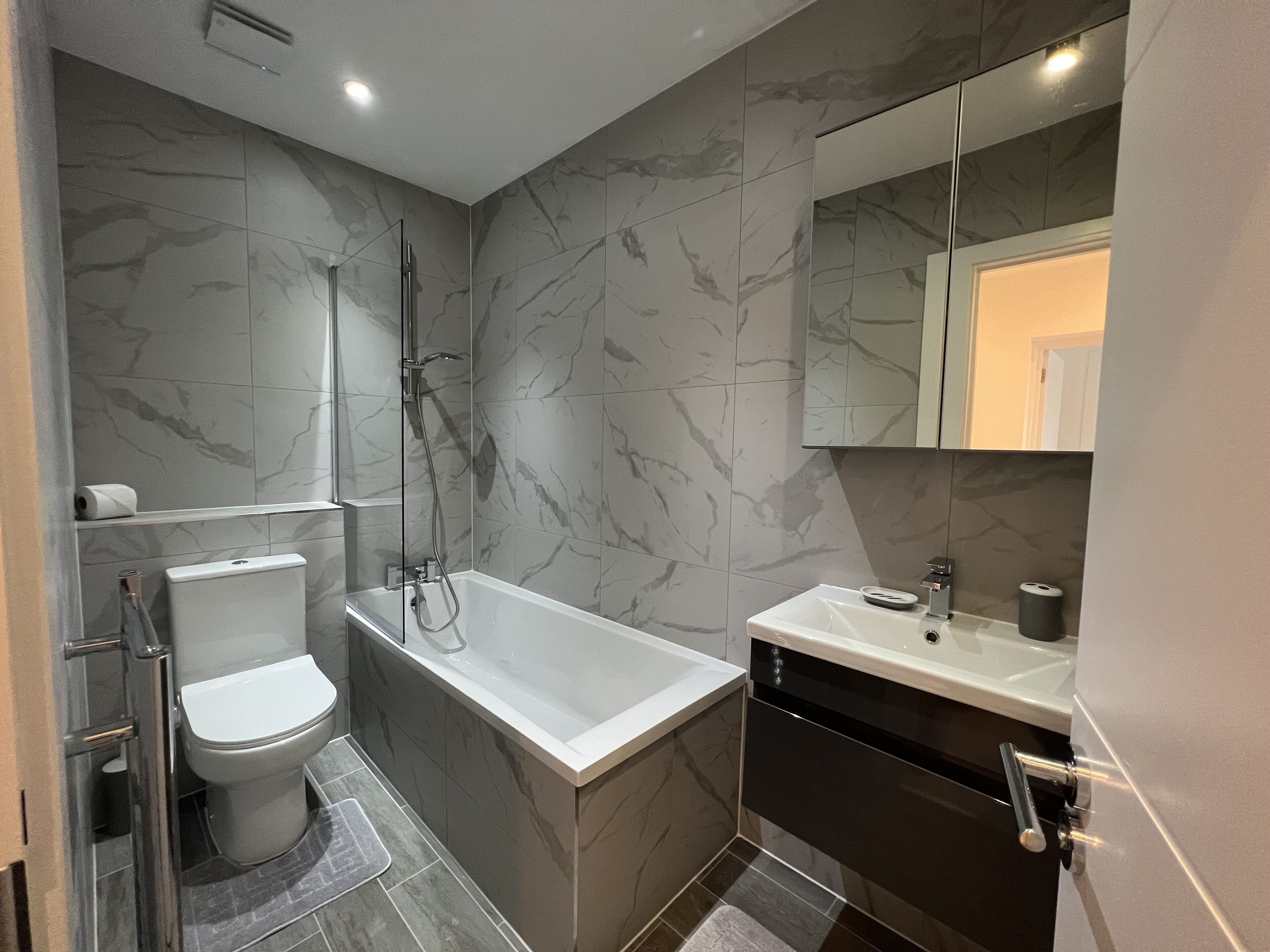 Modern 3BR 2BA w parking 8 min walk to tube