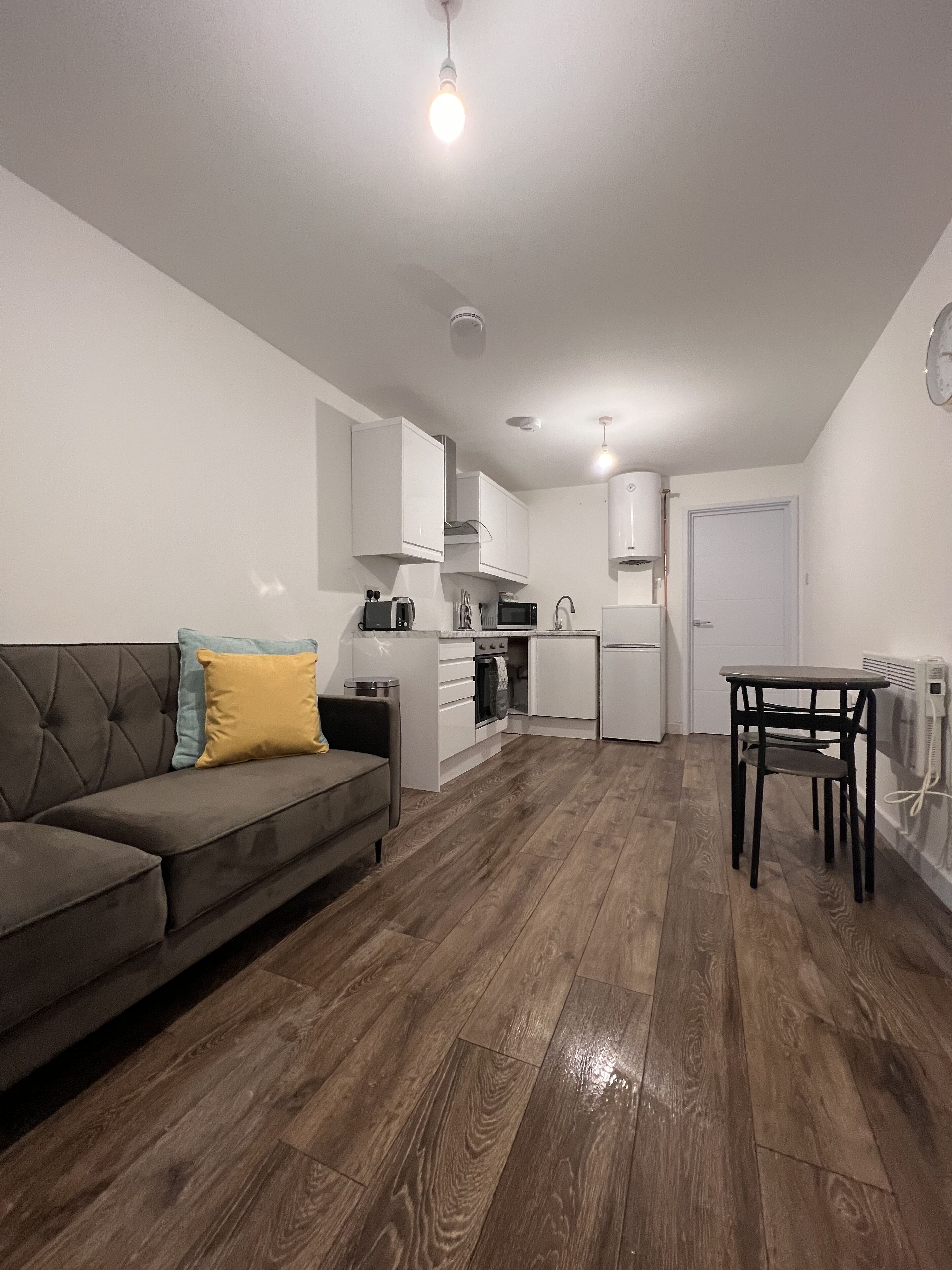 Modern 1BR 1BA w parking 5 min walk 2 tube