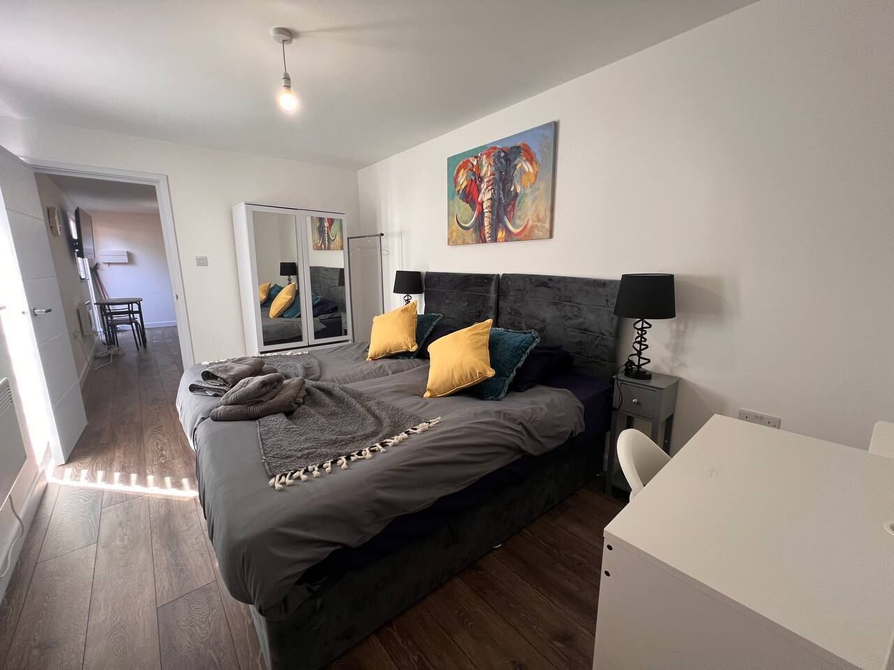 Modern 1BR 1BA w parking 5 min walk 2 tube