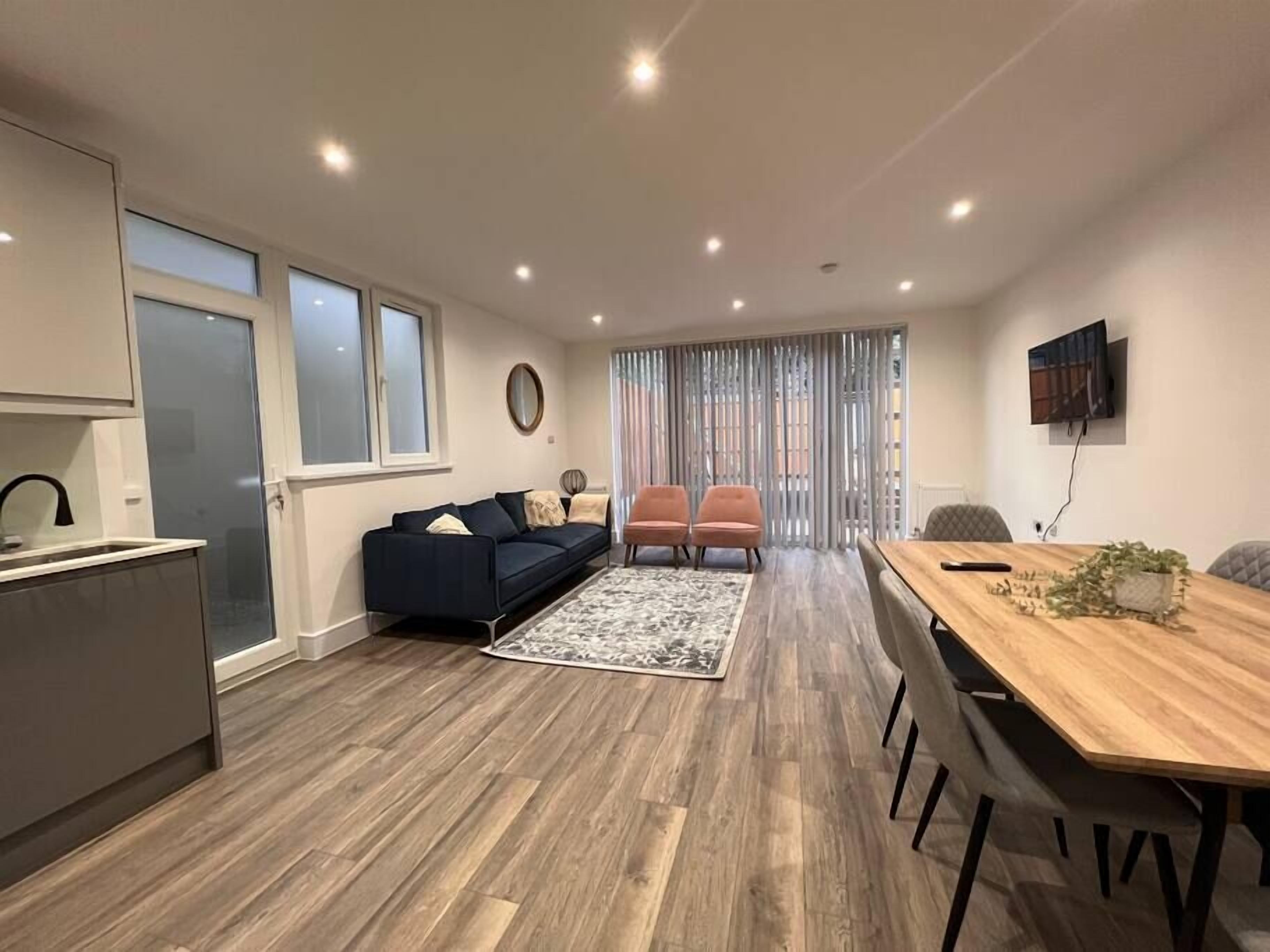 Modern 2BR 2BA w Garden parking by bus stop