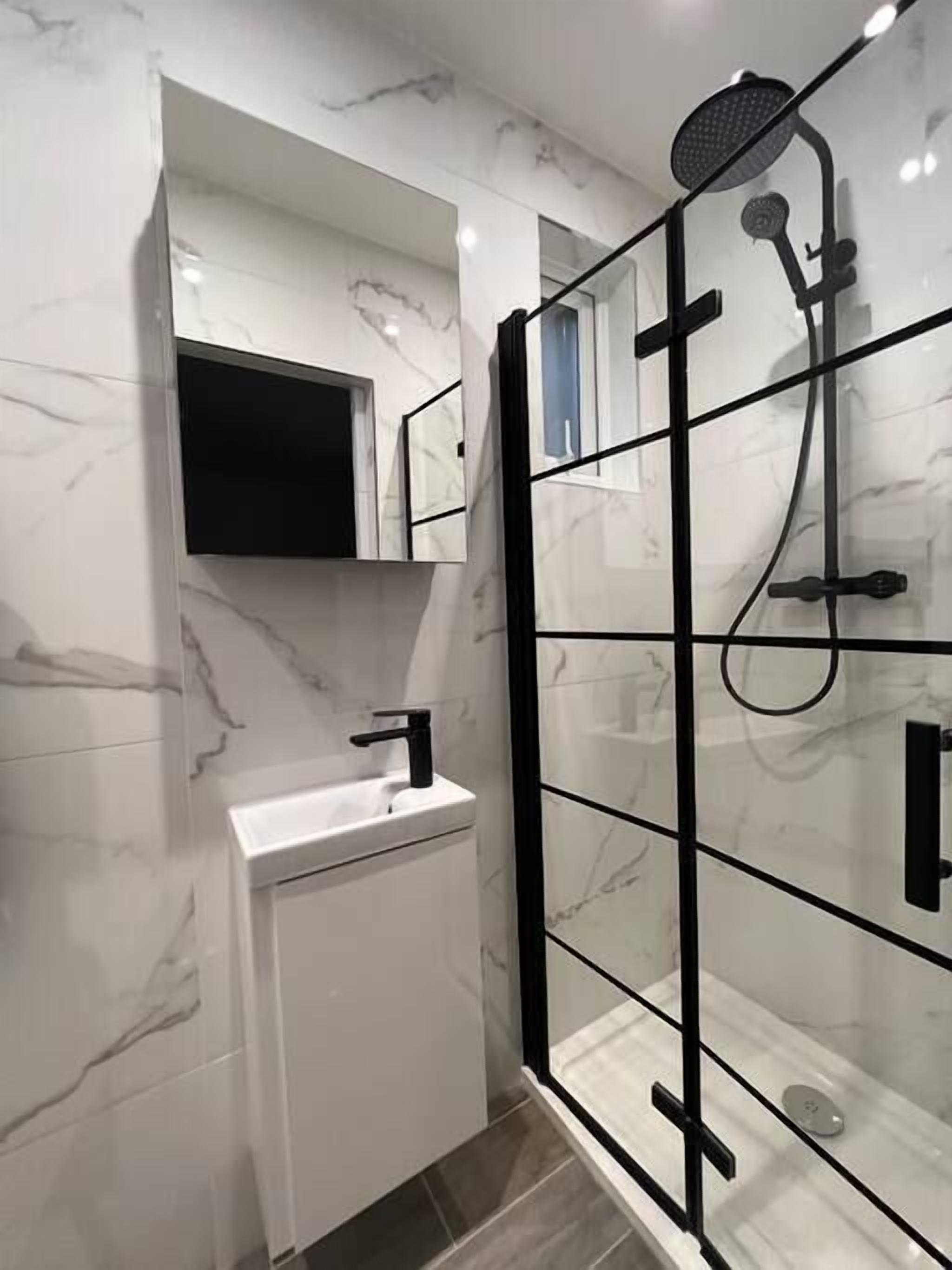 Modern 2BR 2BA w Garden parking by bus stop