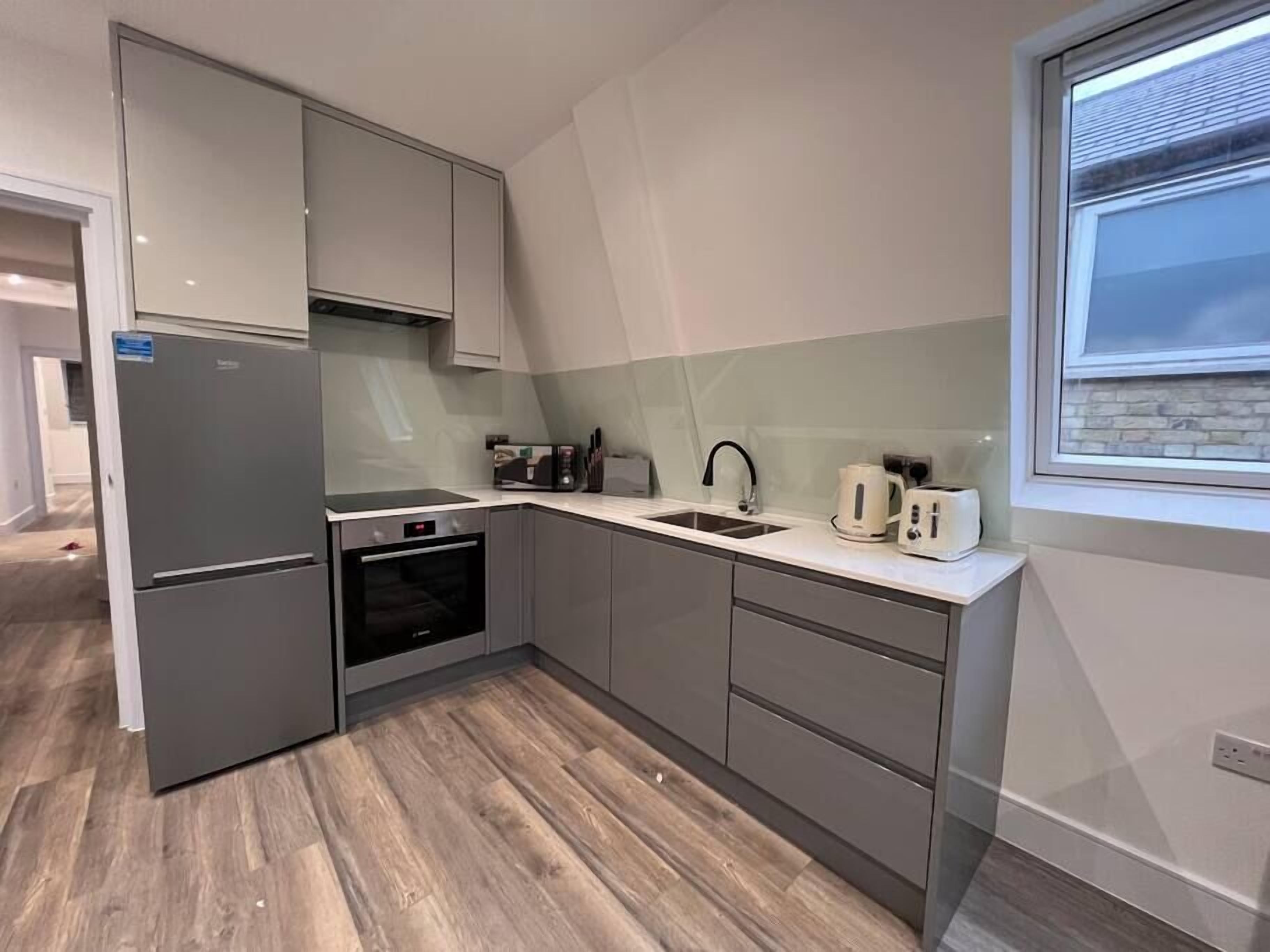 Modern 3BR 2BA w parking by bus stop