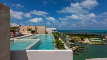 Een zwembad op het dak