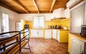 Réfrigérateur, cafetière/bouilloire, grille-pain