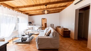 TV - Welcome to Filippi Furnished Bungalows! (PORTO-VECCHIO)