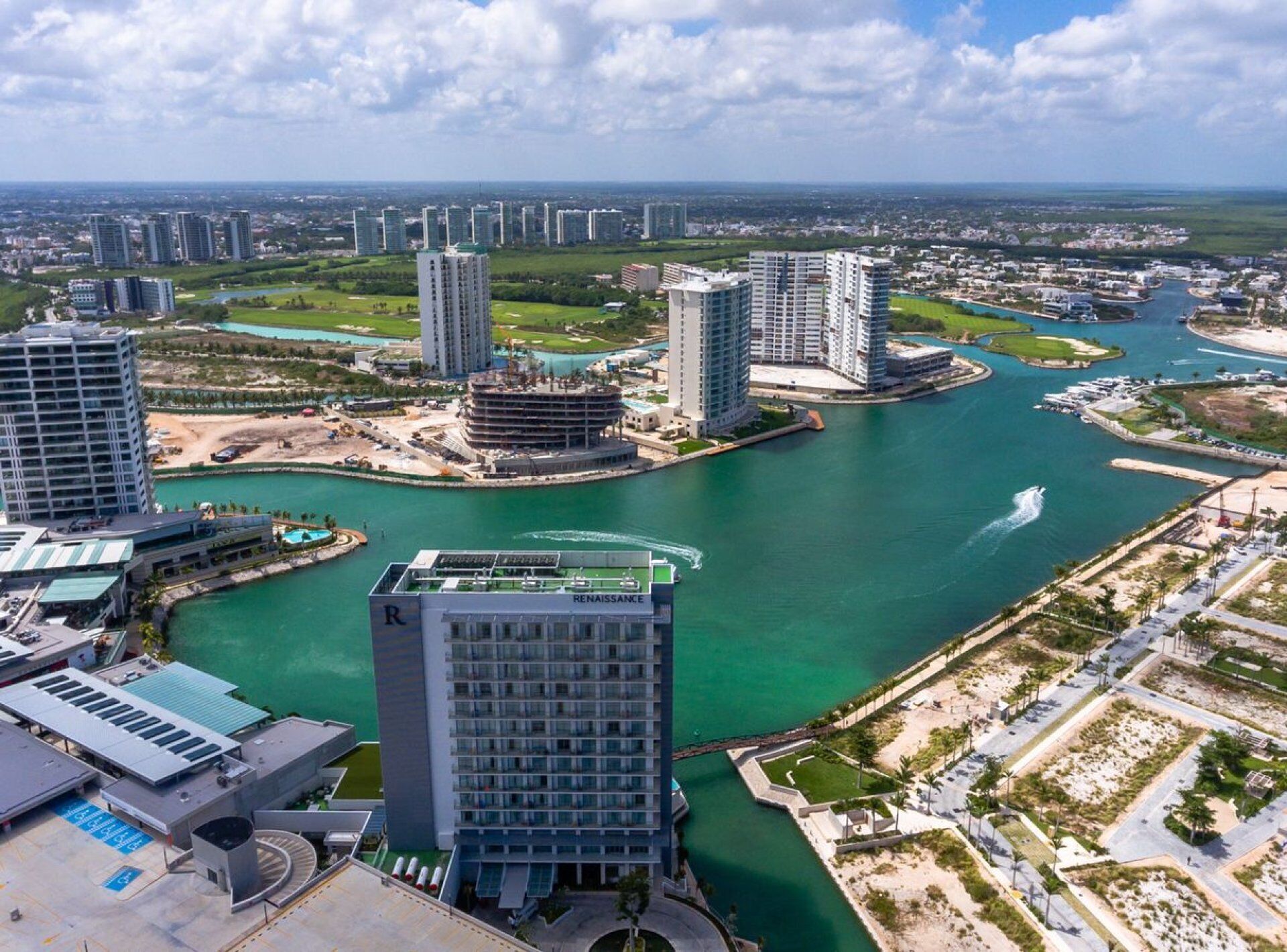 Un hôtel de grande hauteur offrant une vue sur une rivière et sur le paysage urbain environnant.